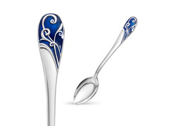 Серебряная чайная ложка с объемным декоративным узором и синей эмалью на ручке
